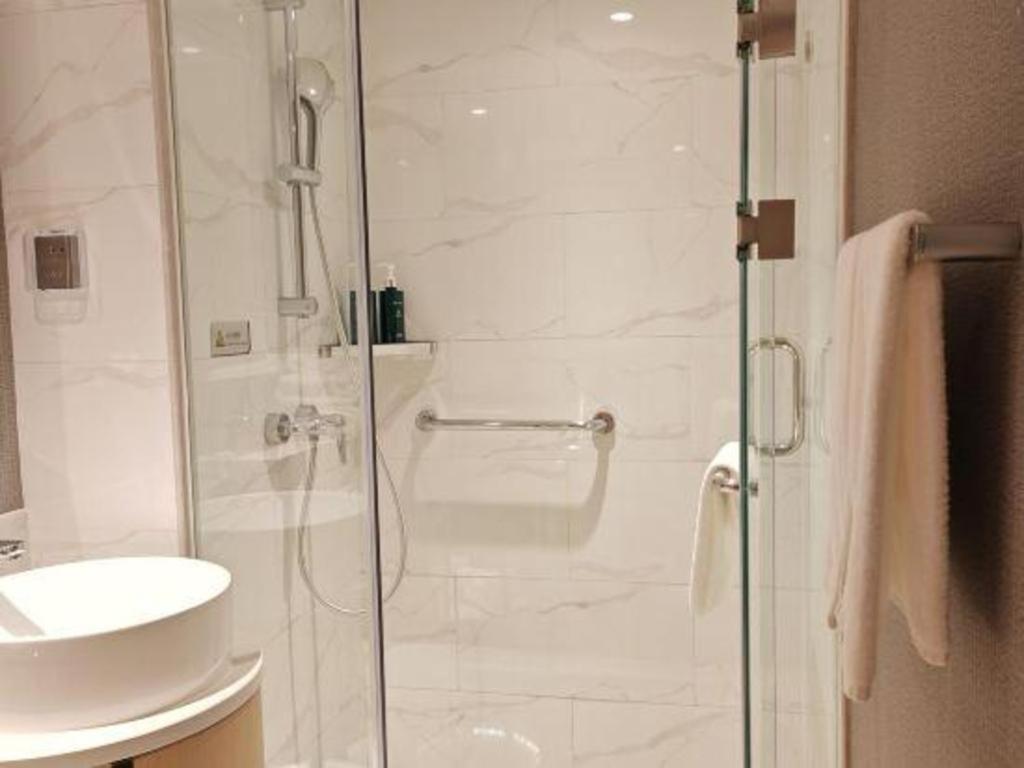 Jinjiang Lujiazui Hotel 2*
