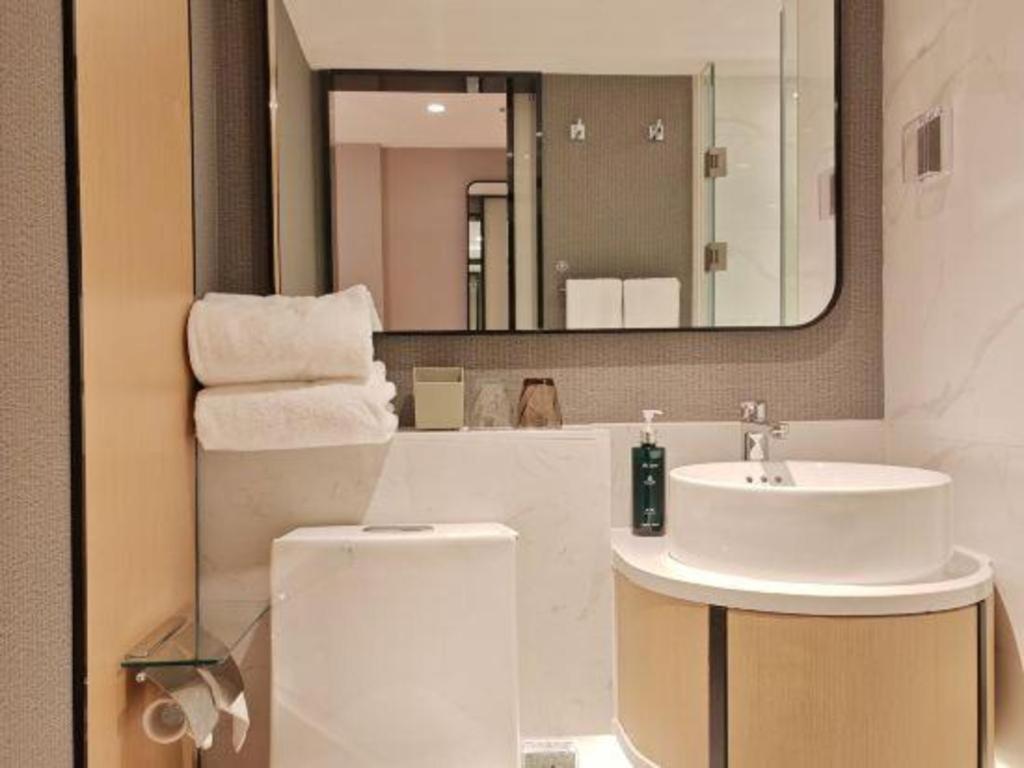 Jinjiang Lujiazui Hotel 2*