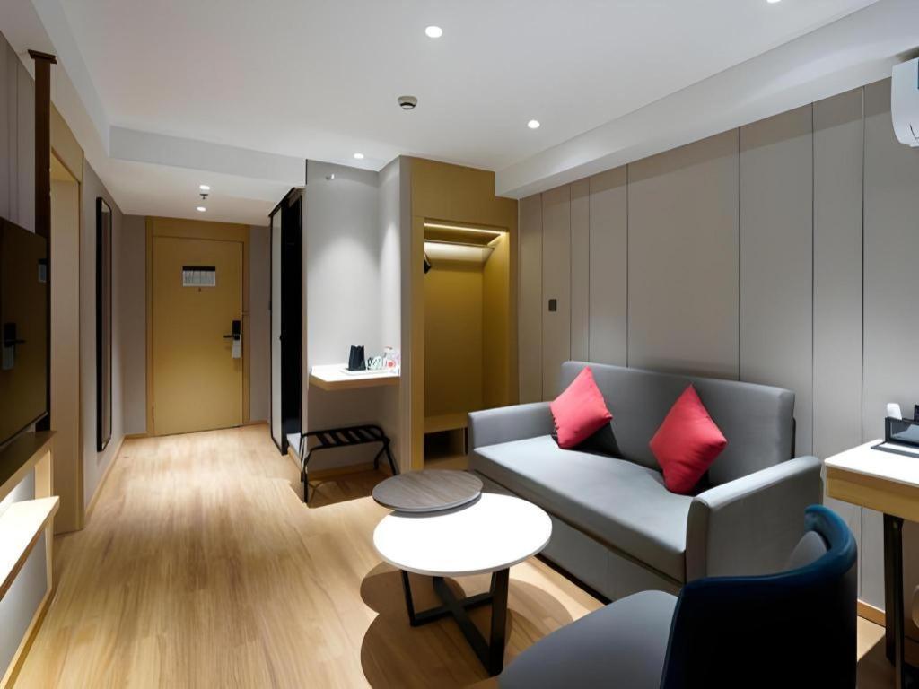 Jinjiang Lujiazui Hotel 2*